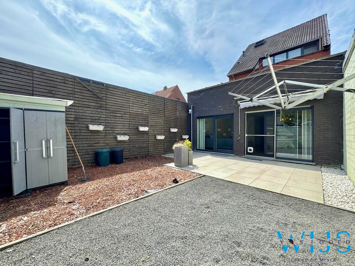 Prachtig ruim 1 slaapkamer appartement op het gelijkvloers met toffe tuin ! 