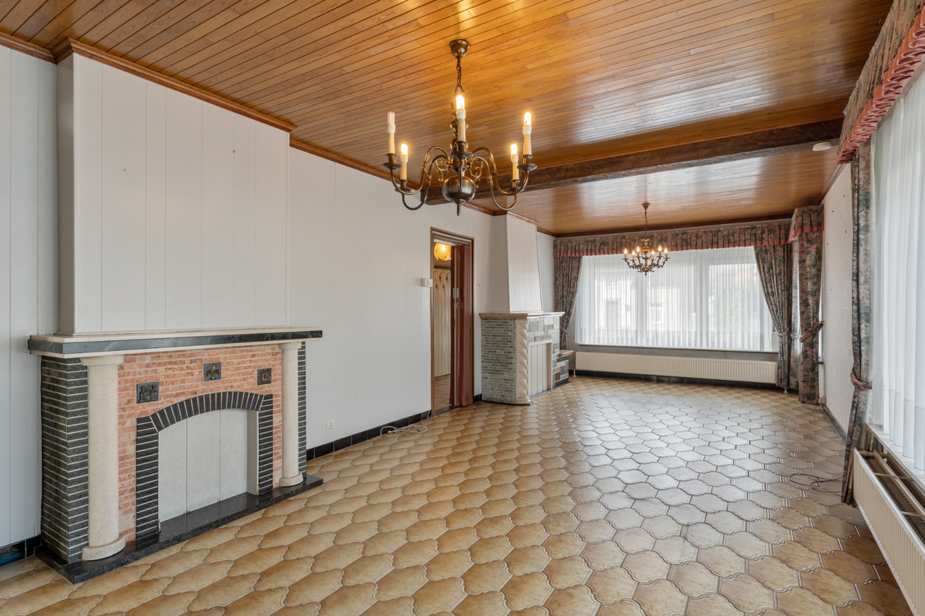Op te frissen, halfvrijstaande gelijkvloerse woning gelegen in een rustige omgeving op 8a58ca. 