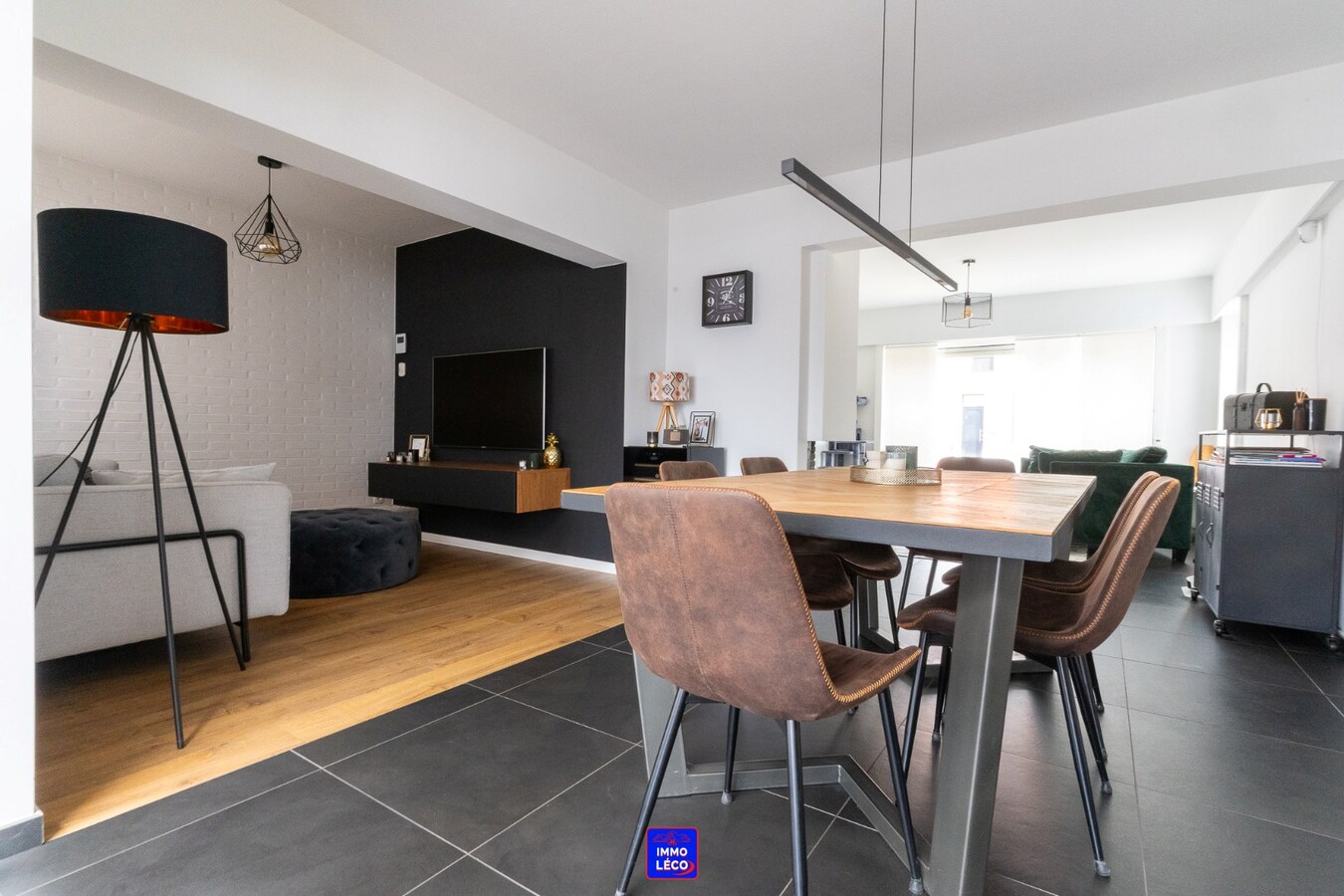 3 façades rénovée avec jardin, double garage, parking 2voit., COUP DE COEUR !! 