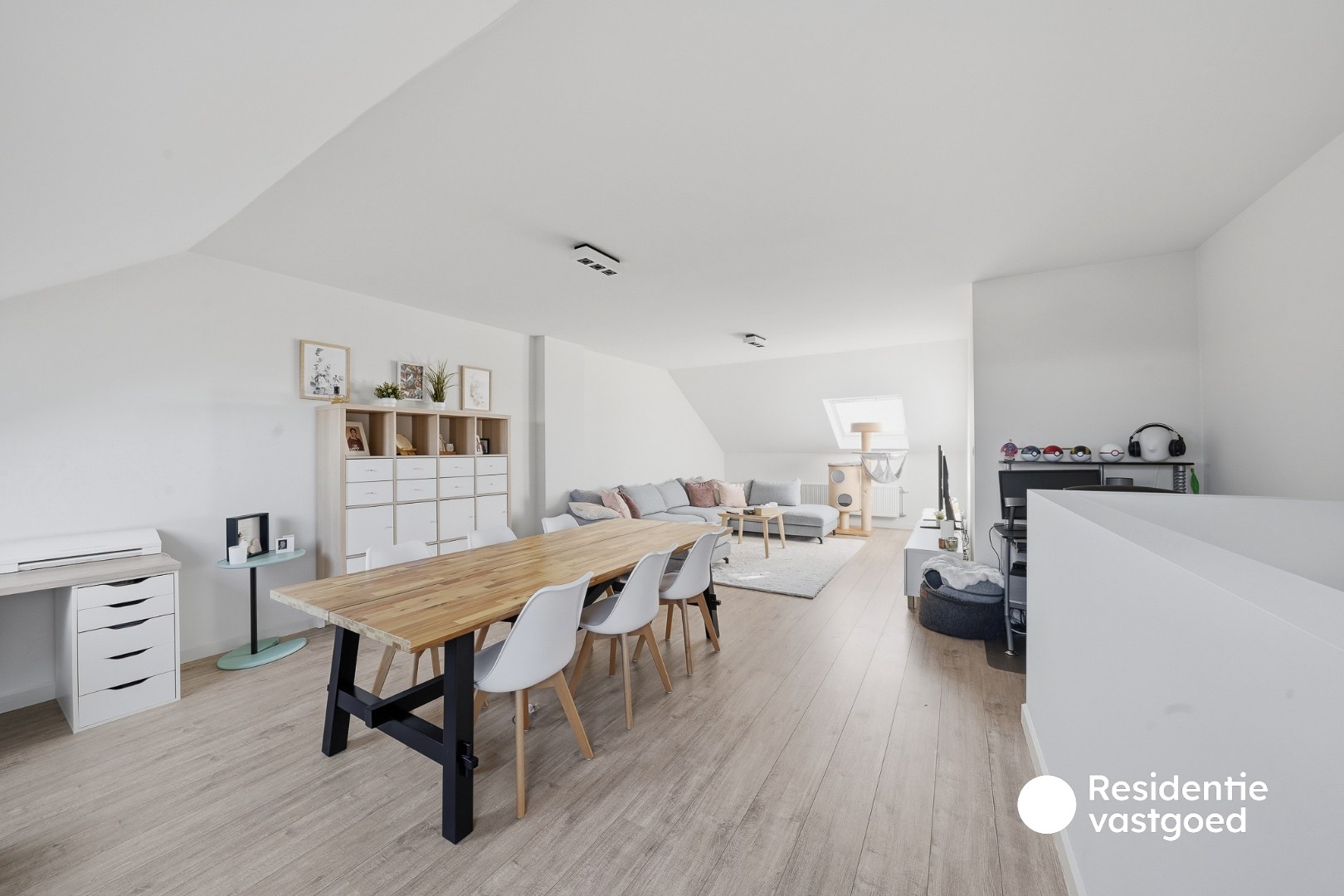 Instapklare woning met dubbele garage, 3 kamers en zongerichte buitenruimtes 