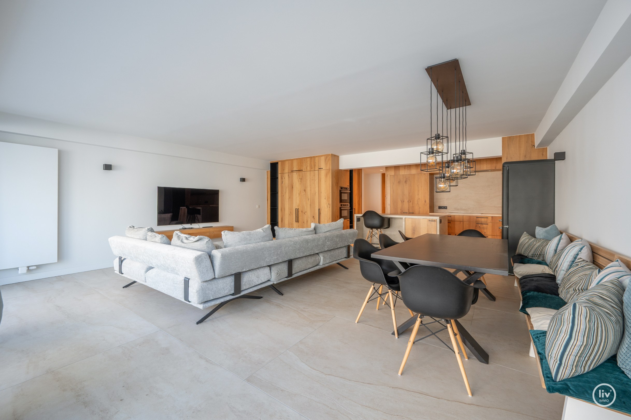 Bel appartement rénové avec vue sur la place Rubens et la mer 