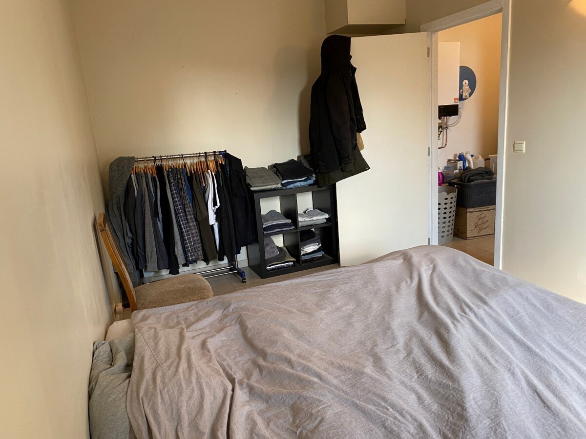 Eigentijds appartement met  autostaanplaats en kelder. Geen vaste kosten. 