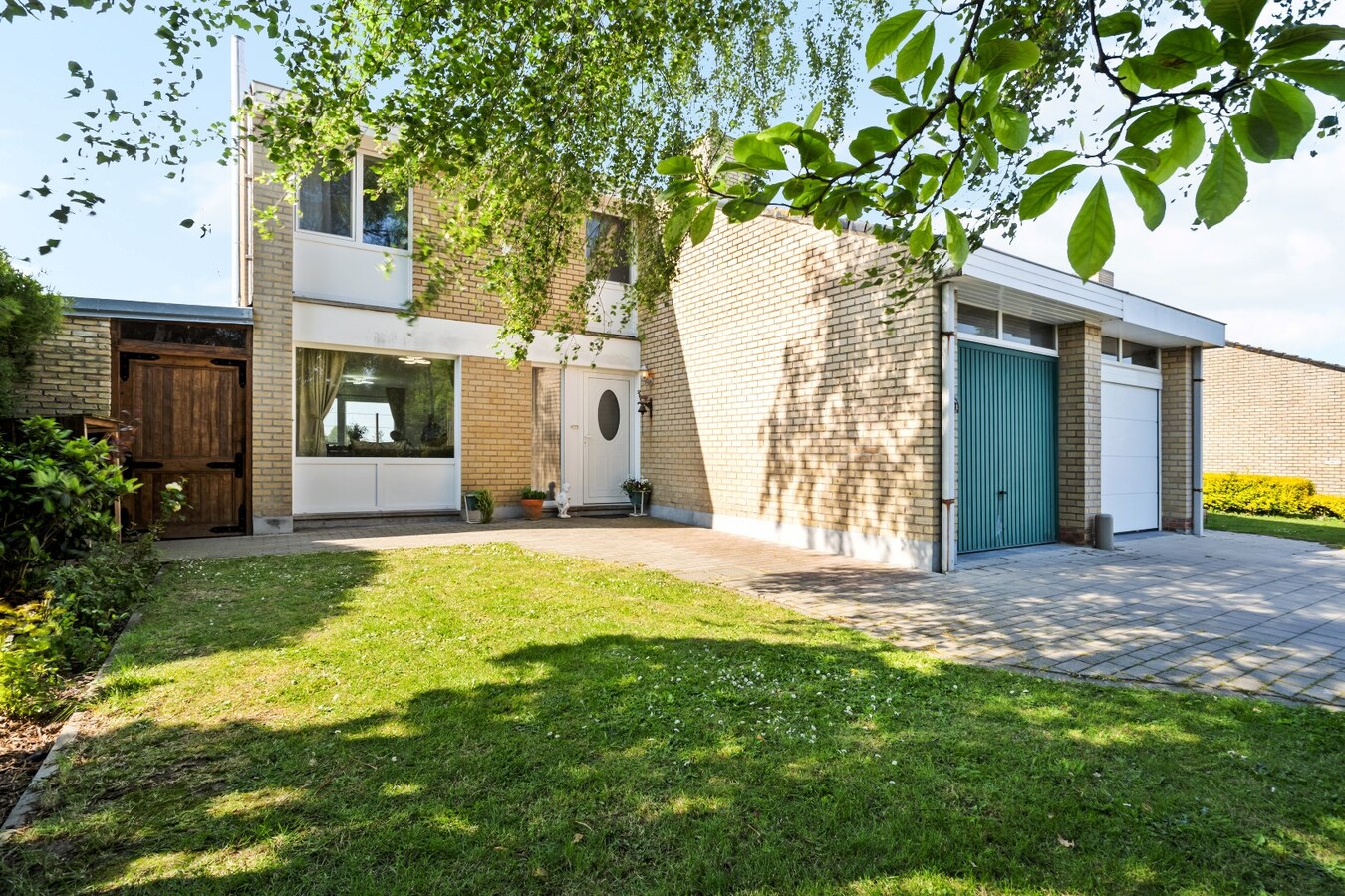 Prachtig gelegen halfopen woning met garage en prachtige landelijke verzichten. 