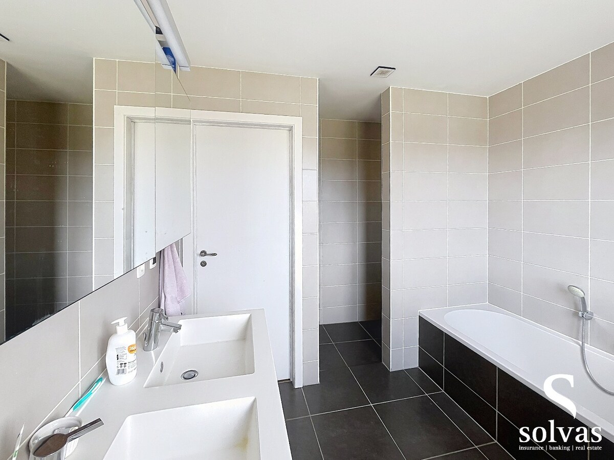 Energiezuinige woning met 3 ruime slaapkamers, bureau en ruime garage nabij centrum Aalter 