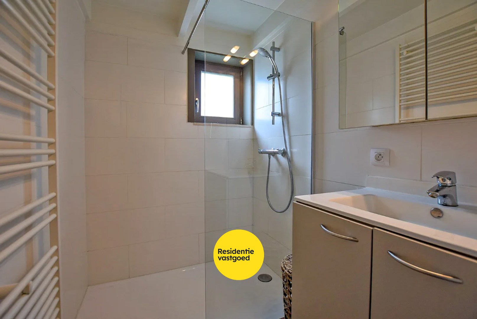 Prachtig onderhouden vakantiewoning (type vissershuis) met 3 slaapkamers en privé-parkeerplaats te Oostduinkerke. 