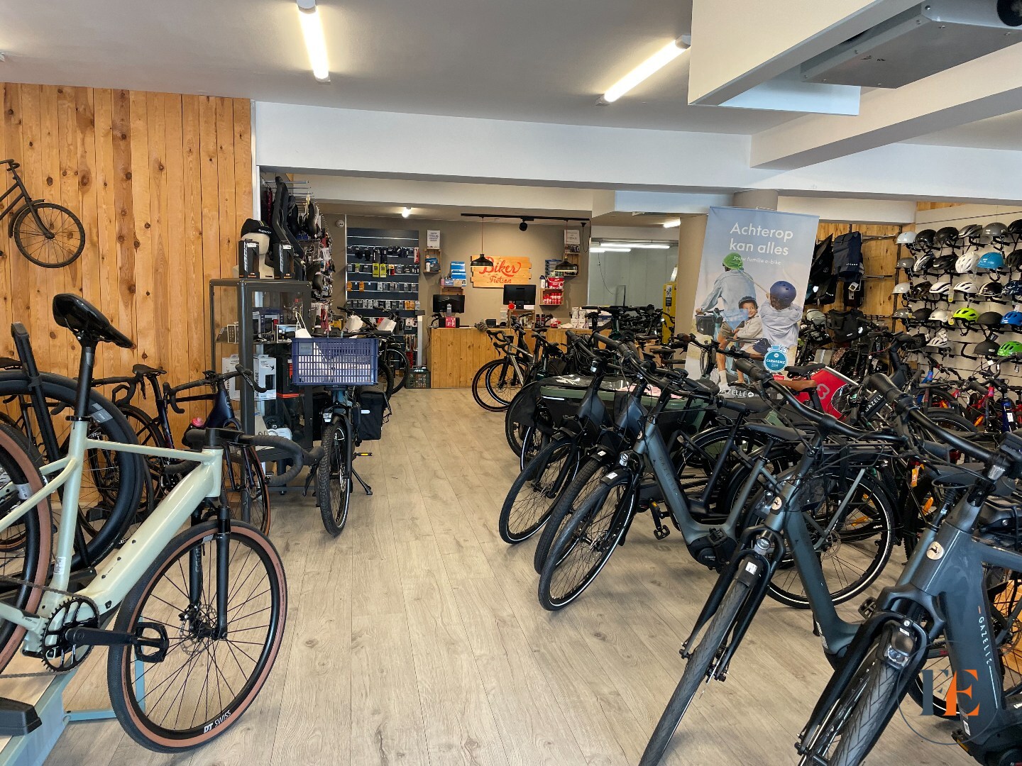 Handelspand (235m²) met parking en garage 