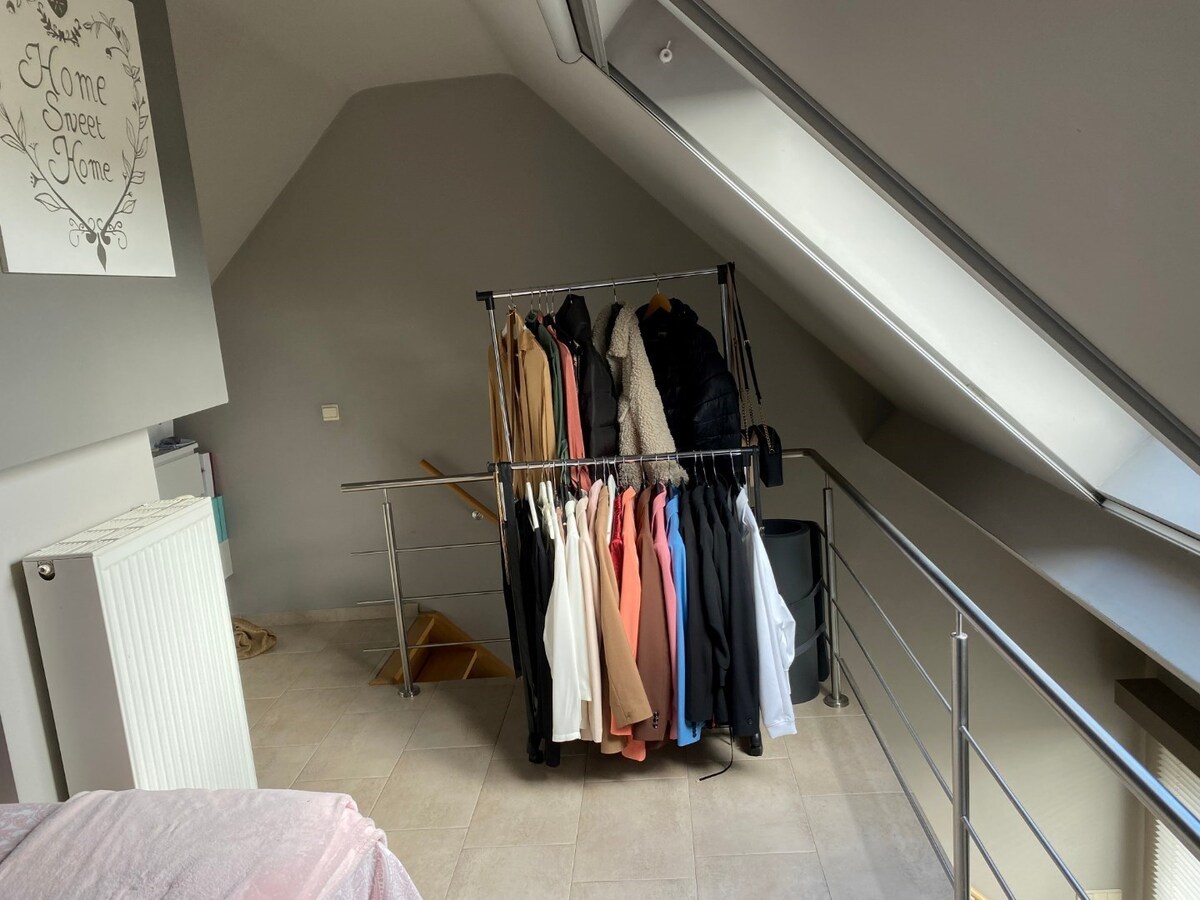 Eigentijds duplex-appartement met  autostaanplaats en kelder. Geen vaste kosten. 