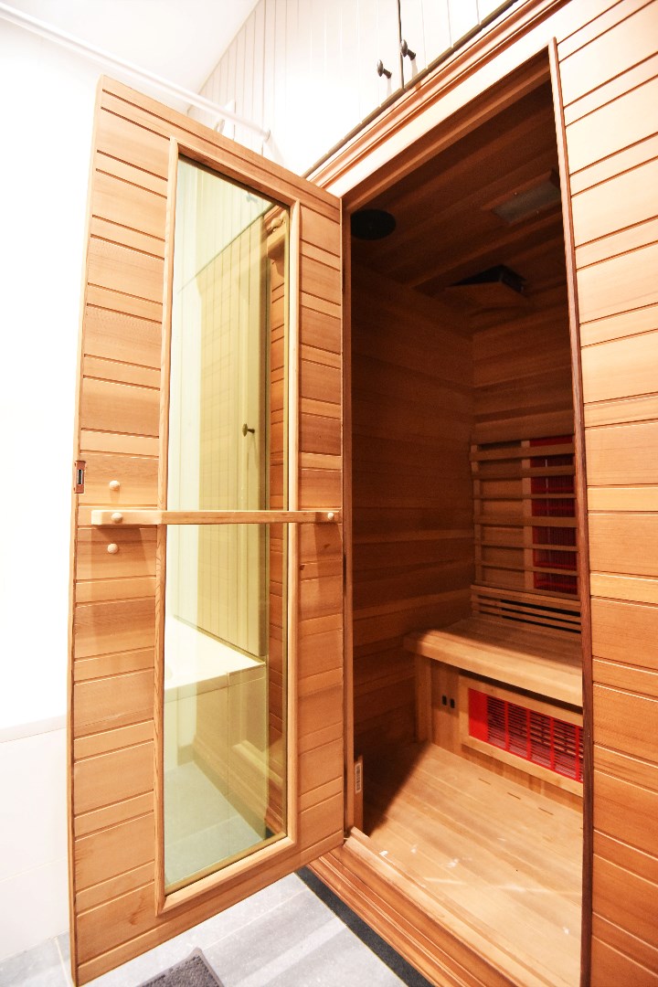 Ruim stijlvol app. met 3 slpks, parkeermogelijkheden en sauna te Adegem 