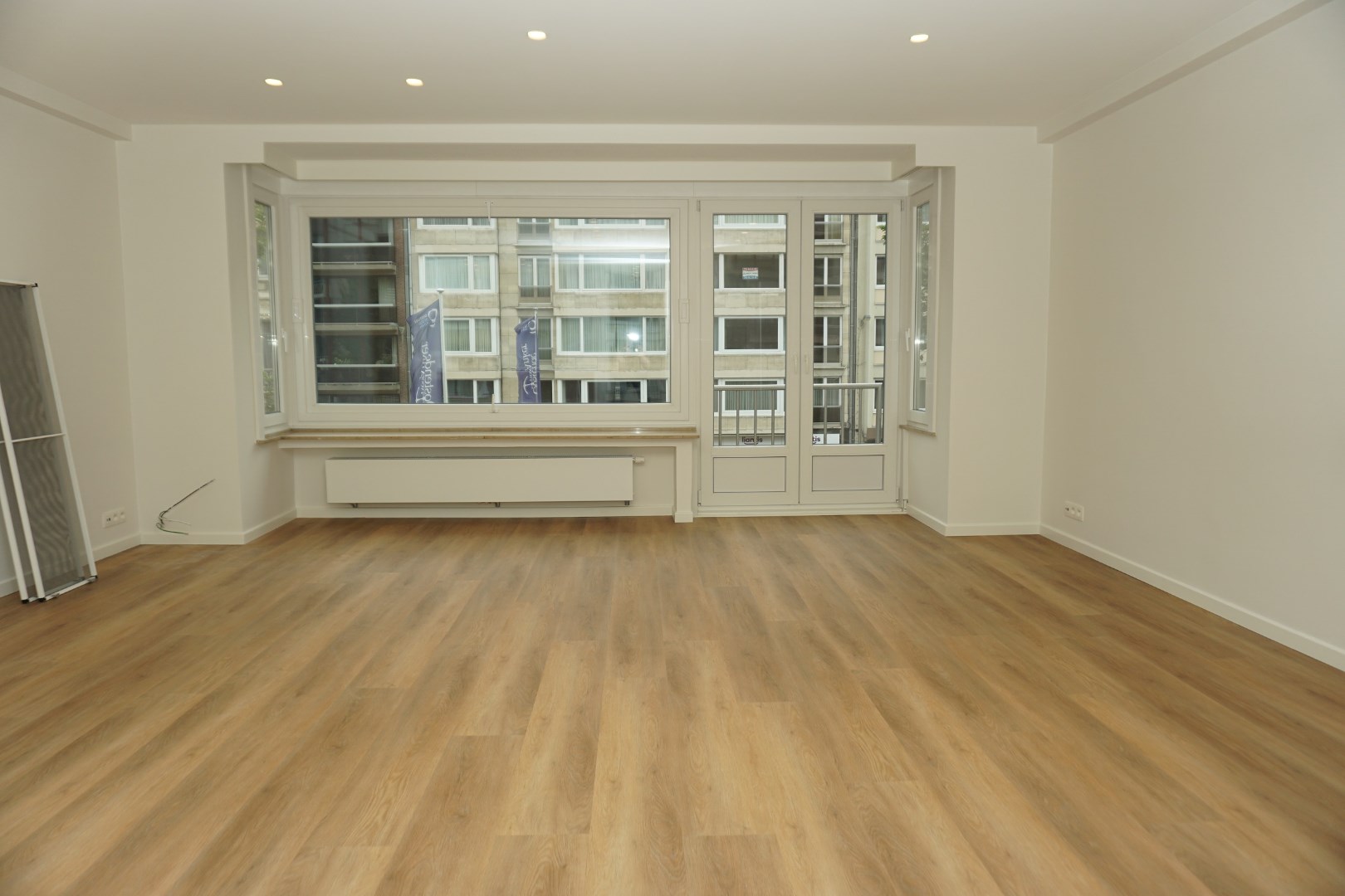 PRACHTIG GERENOVEERD APP. GELEGEN LEOPOLD II LAAN - TOPLIGGING 