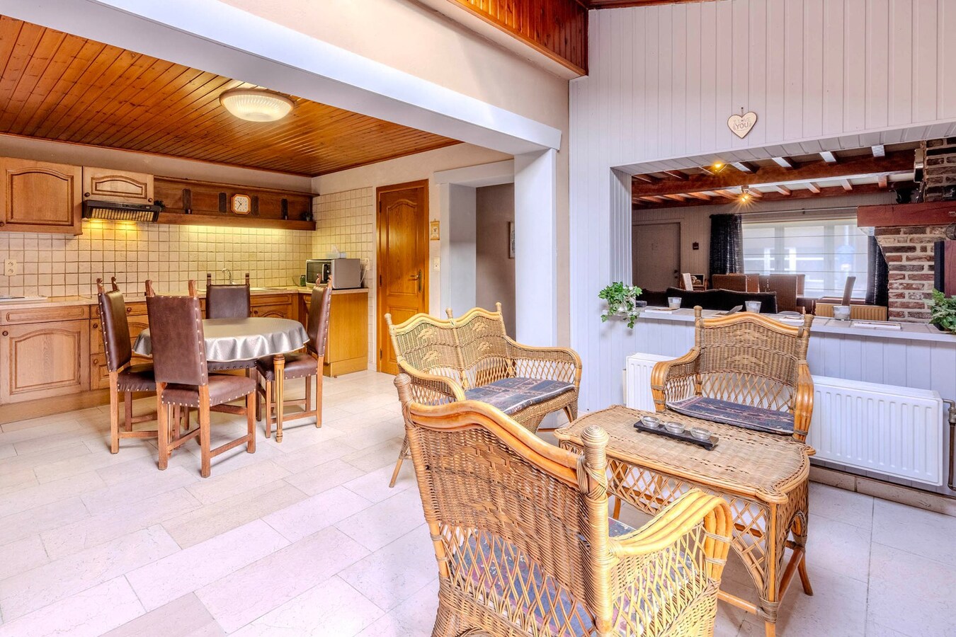 Gezinswoning met 2/3 slpks, ruime tuin en magazijn 