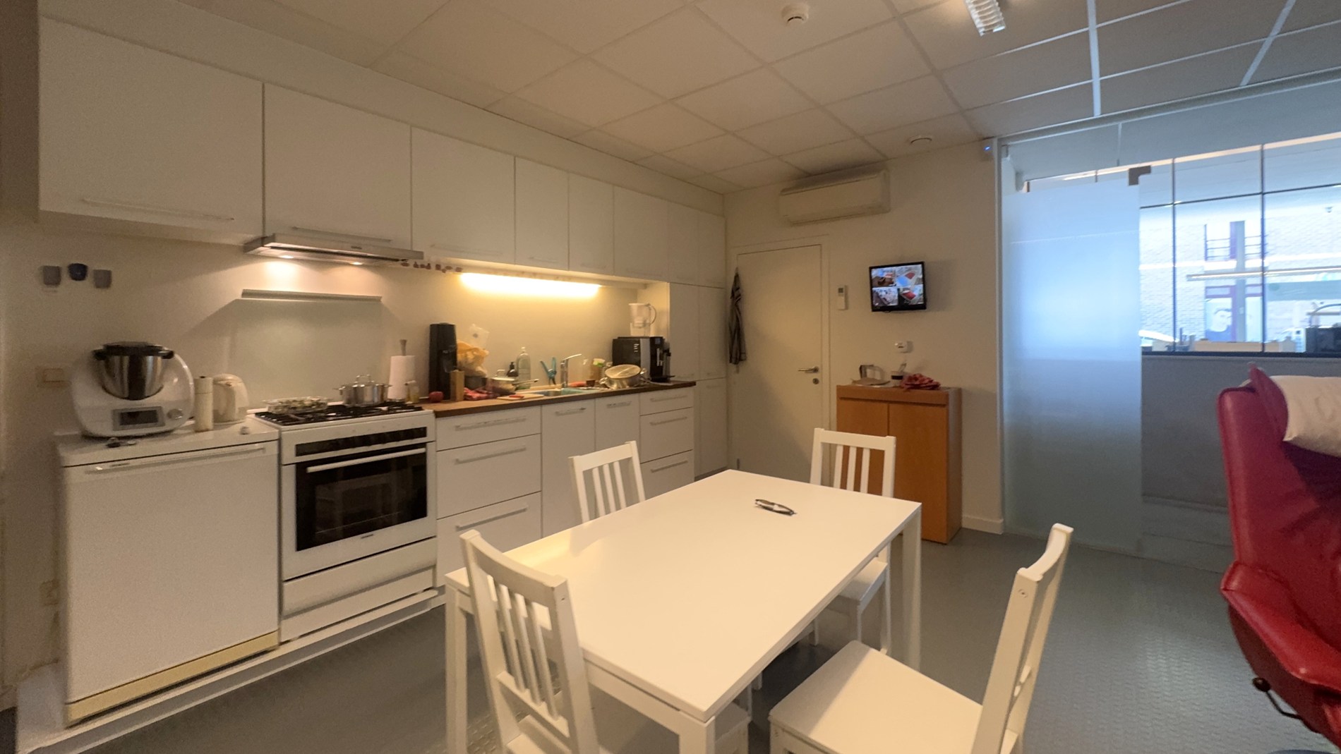 Handelsgelijkvloers te huur in centrum De Pinte