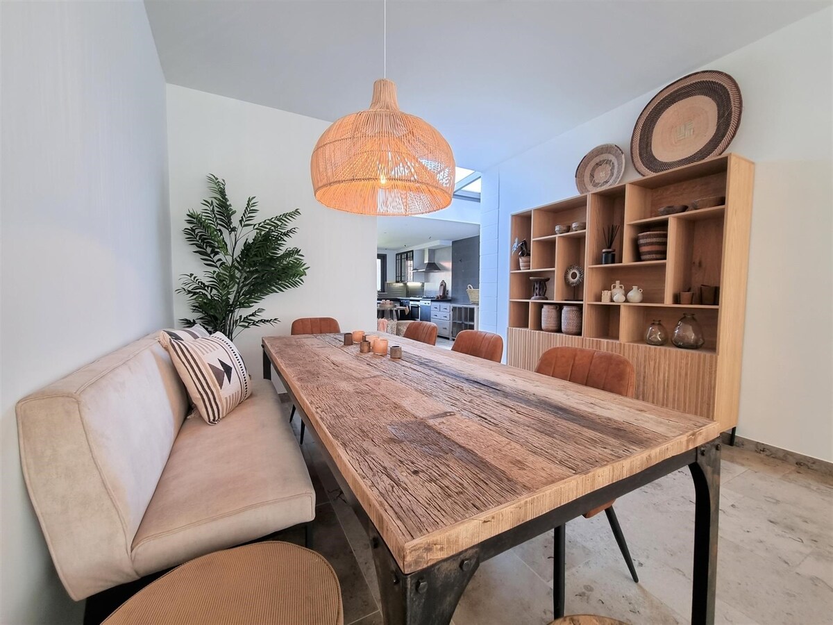 Zeer knappe woning met drie grote slaapkamers, tuin en mogelijk tot garage - Heist 