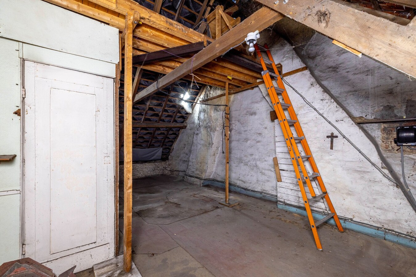 Te renoveren woning met 2 slpk en stadstuin 