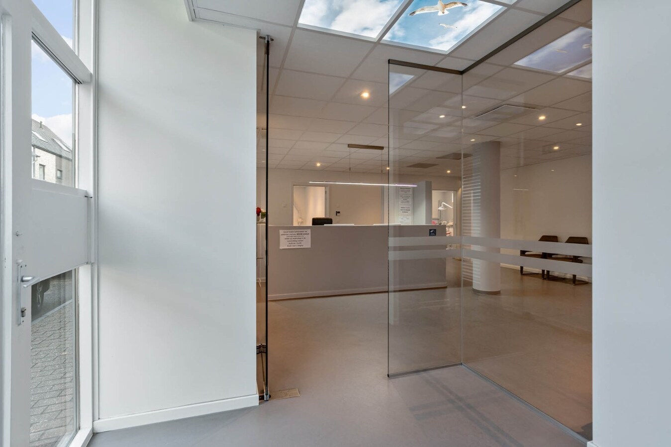 Ruim, zeer energiezuinig kantoor in het centrum van Neeroeteren met diverse mogelijkheden! 