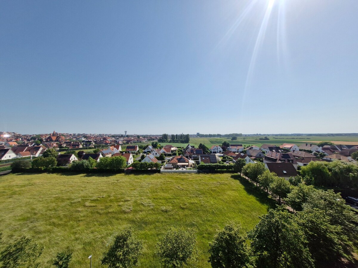Studio met ruim terras en prachtig uitzicht op wandelafstand van zee. 