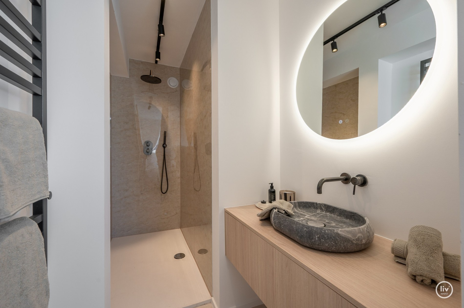 Prachtige ruime duplex (216 m2) top gerenoveerd gelegen op de Leopoldlaan te Knokke. 