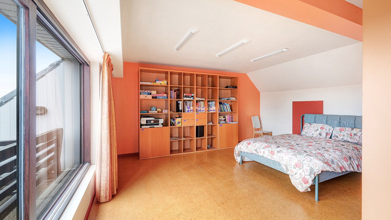 Ruime bel-etagewoning met garage en zonnepanelen in hartje Heist. 