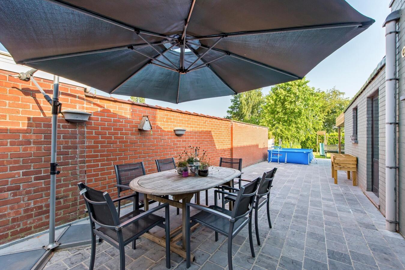 Volledig instapklare woning met 3 slaapkamers en mooie tuin in het hartje van Jonkershove. 