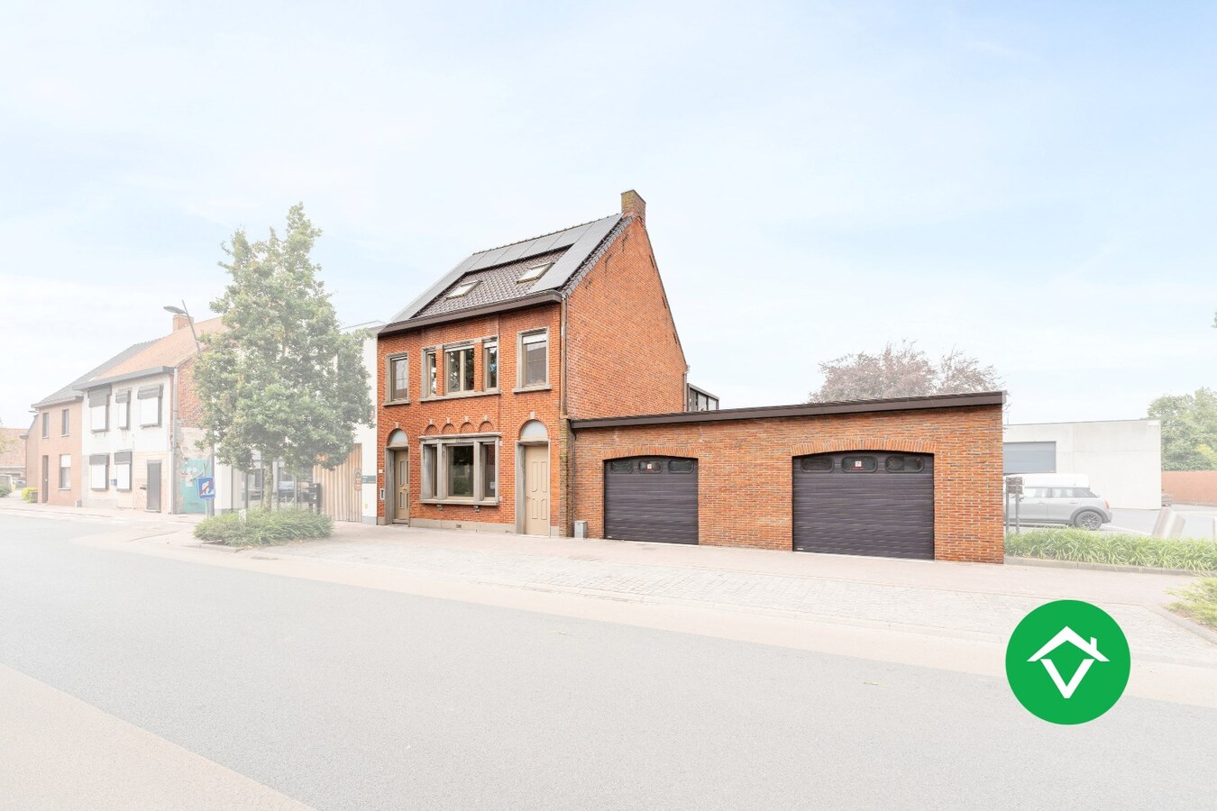 Halfopen woning te koop met dubbele garage in het centrum van Zarren 