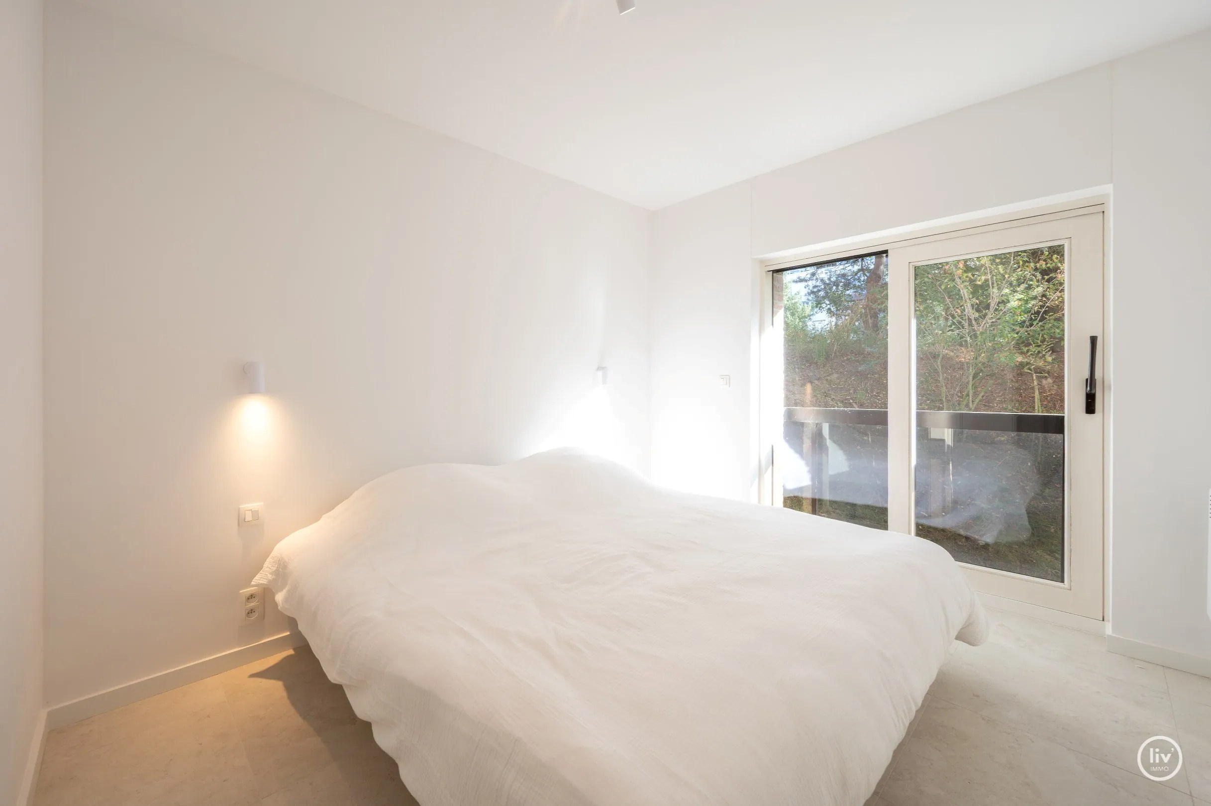 Dit prachtig gelegen appartement geniet van een zuidelijke oriëntatie en bevindt zich in een groene en rustige omgeving, rechtstreeks grenzend aan het Yzerpark. 