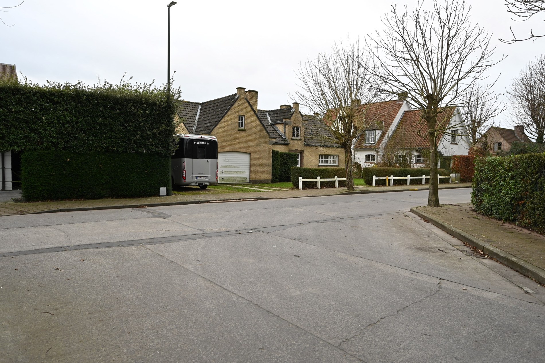 Villa paisiblement située sur un magnifique terrain de 937 m² dans un quartier résidentiel proche des routes d'accès et à quelques minutes en voiture du centre de Knokke et du Zoute. 