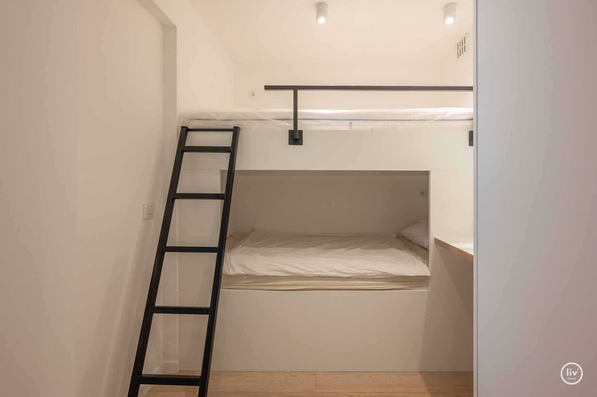 Prachtig gerenoveerd 2 slaapkamerappartement op een topligging in een zijstraat van de Kustlaan te Knokke. 