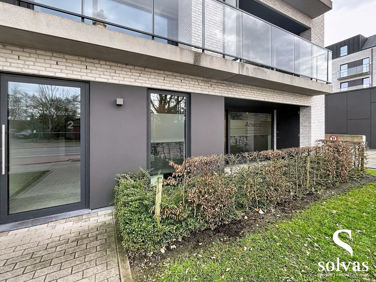 Commercieel kantoor op toplocatie in Aalter met 5 bureau ruimtes 