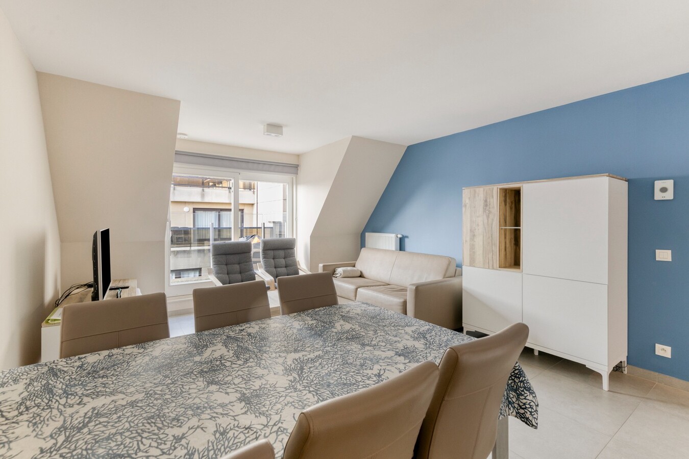 Appartement à la déco moderne situé au 5e étage, rue Ankerweg, à La Panne : un point de départ idéal pour profiter pleinement de la vie au bord de la mer. 