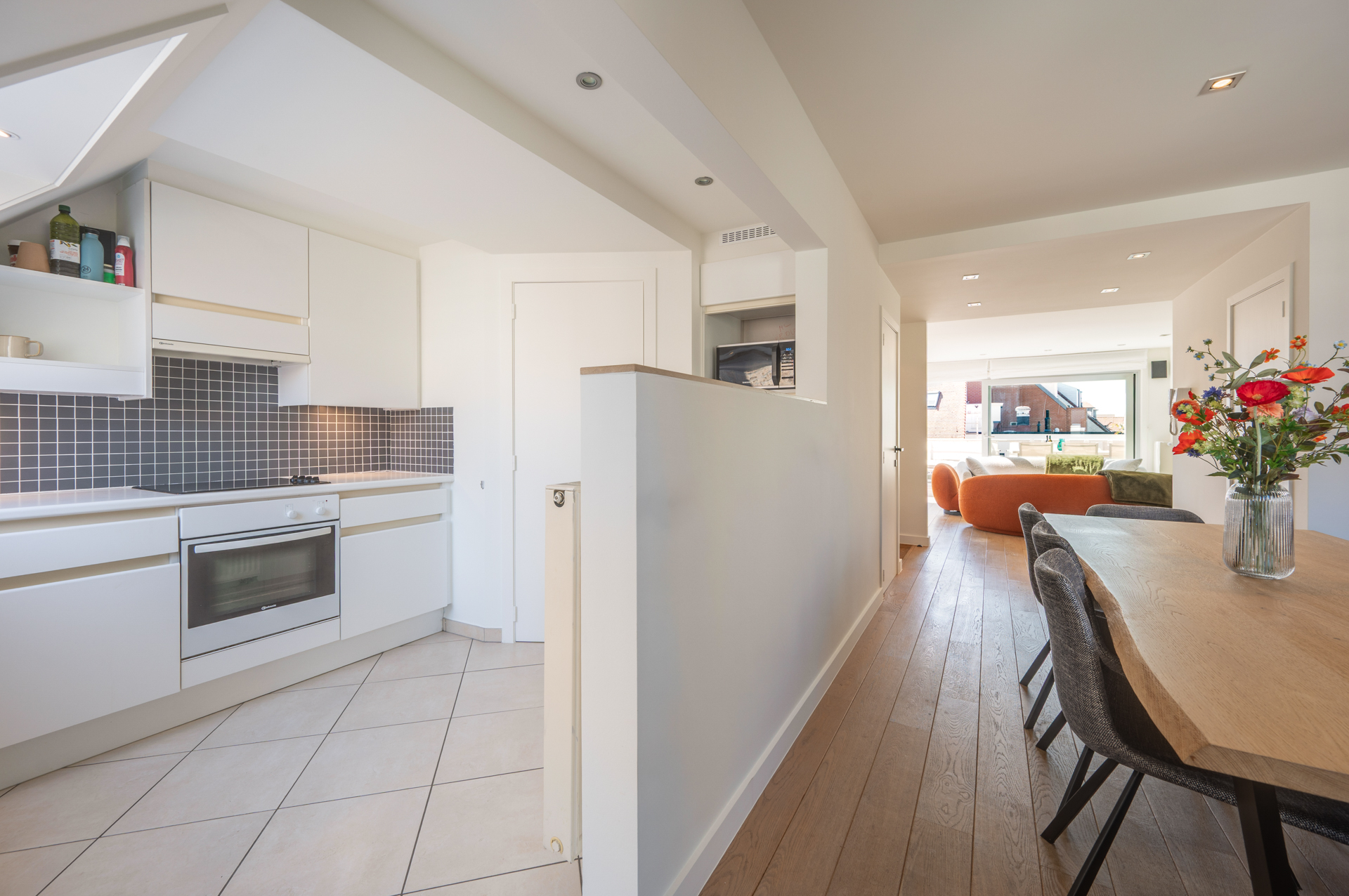 Exclusif duplex penthouse avec 3 chambres et terrasse ensoleillée, situé dans un emplacement de choix près de la place Rubens et de la mer. 