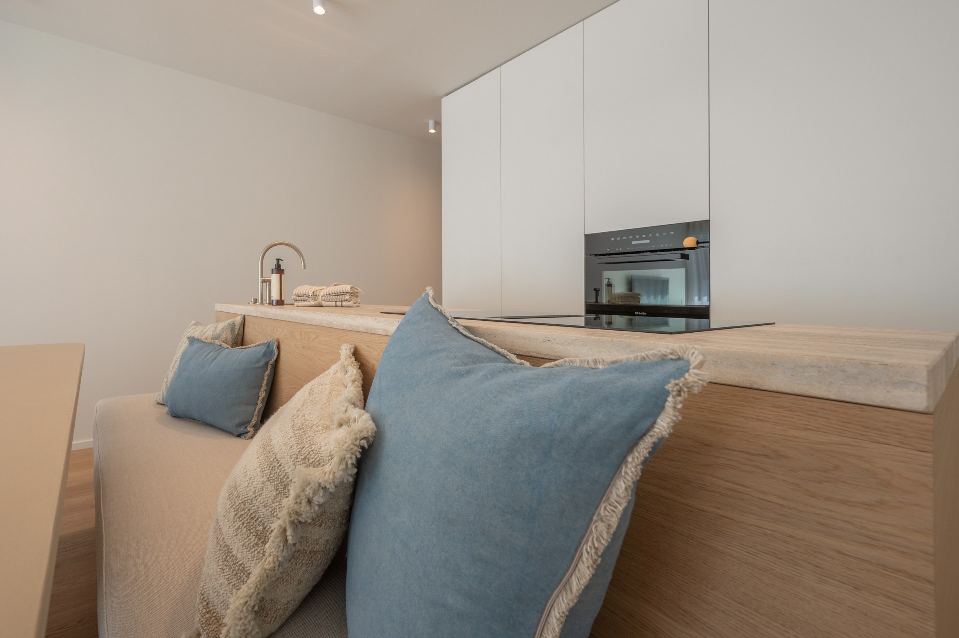 Appartement rénové de haut standing situé du côté ouest avec vue latérale sur la mer. 