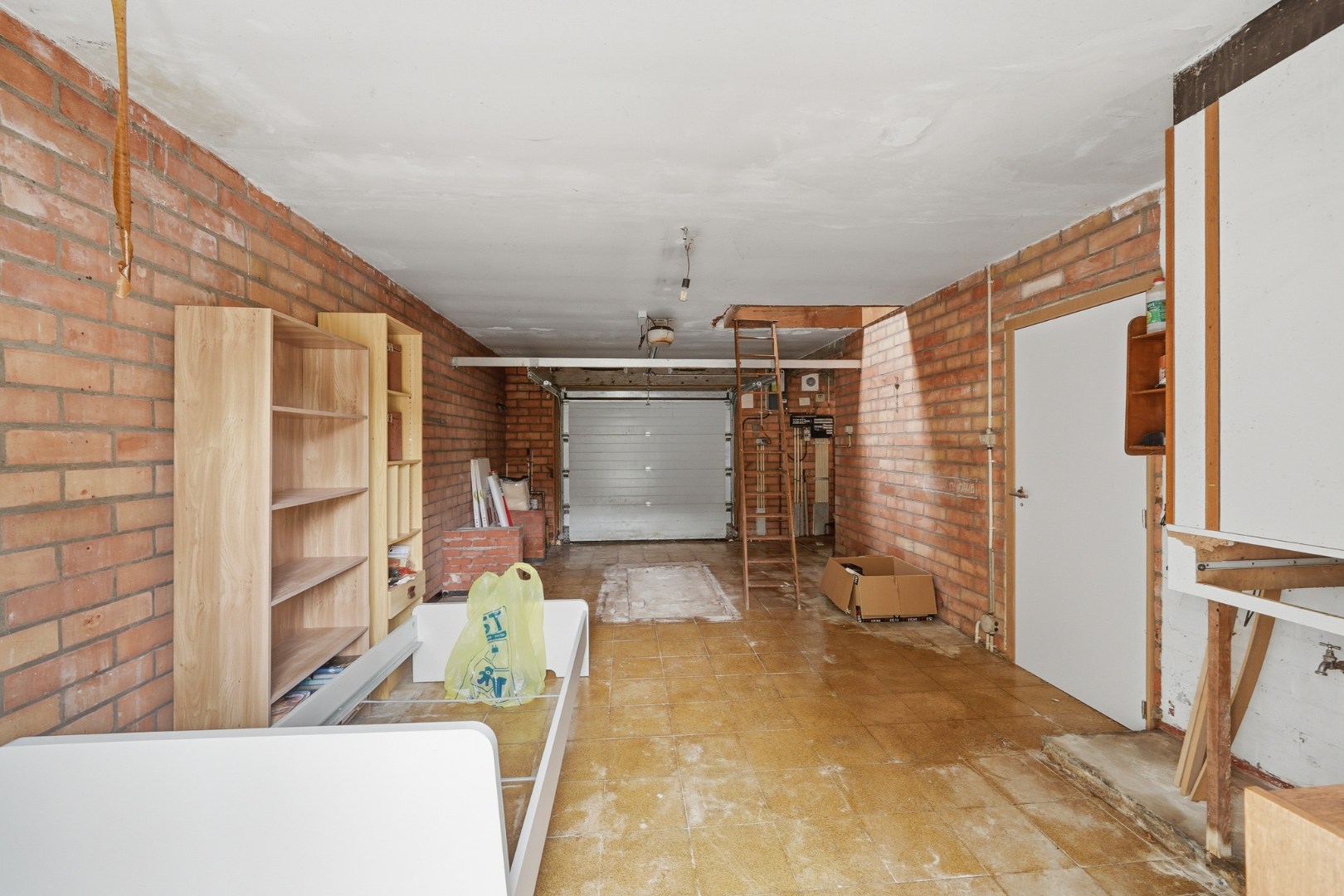 Vrijstaande bungalow met veel potentieel langs het water in hartje Oudenburg 