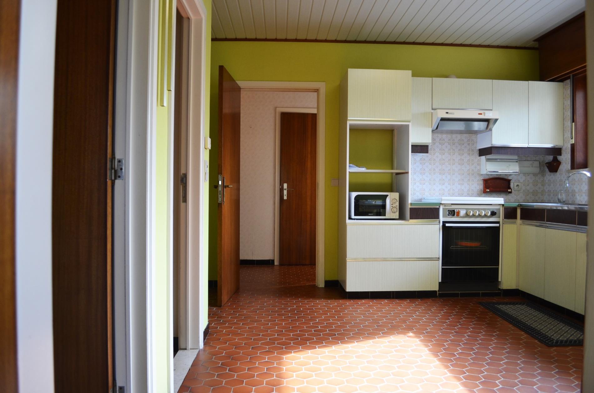 Te renoveren gezinswoning met 3 slpks, garage en tuin rustig gelegen te Bassevelde 