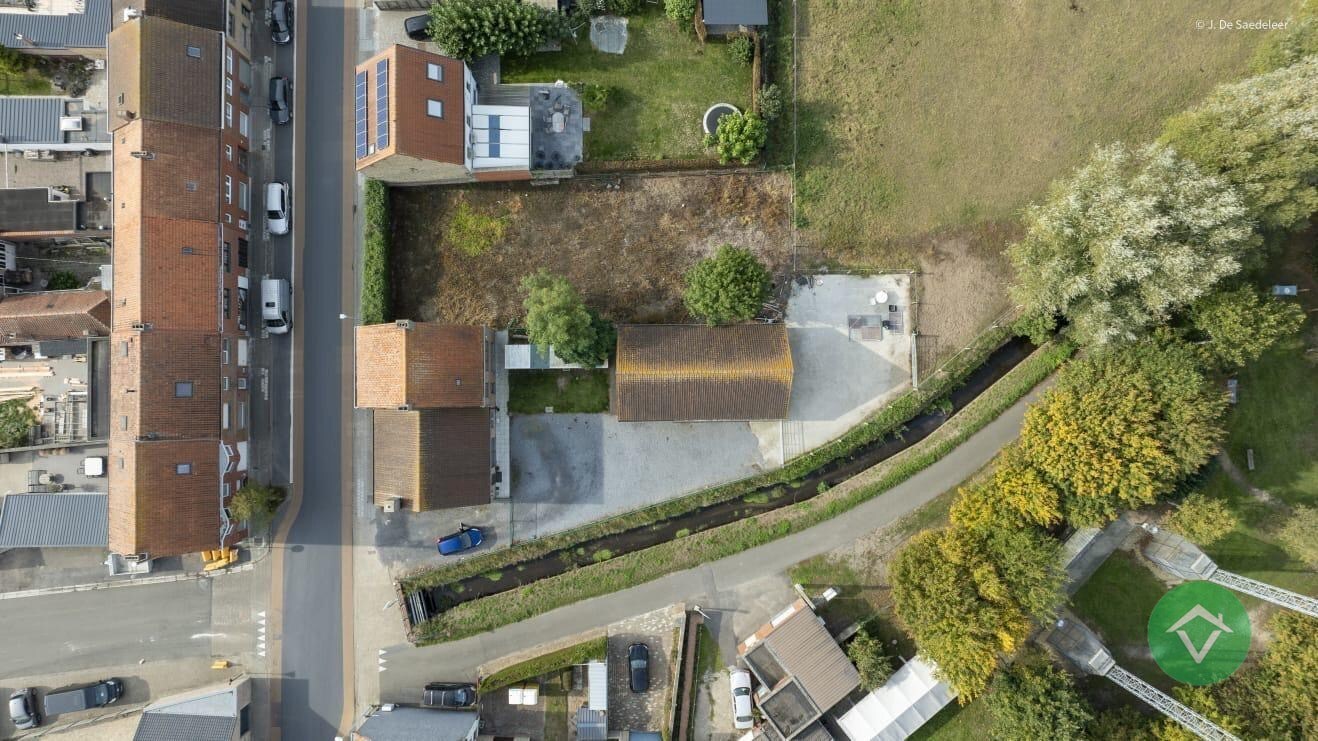 Alleenstaande woning met naastliggend stuk bouwgrond en weide te Eernegem 