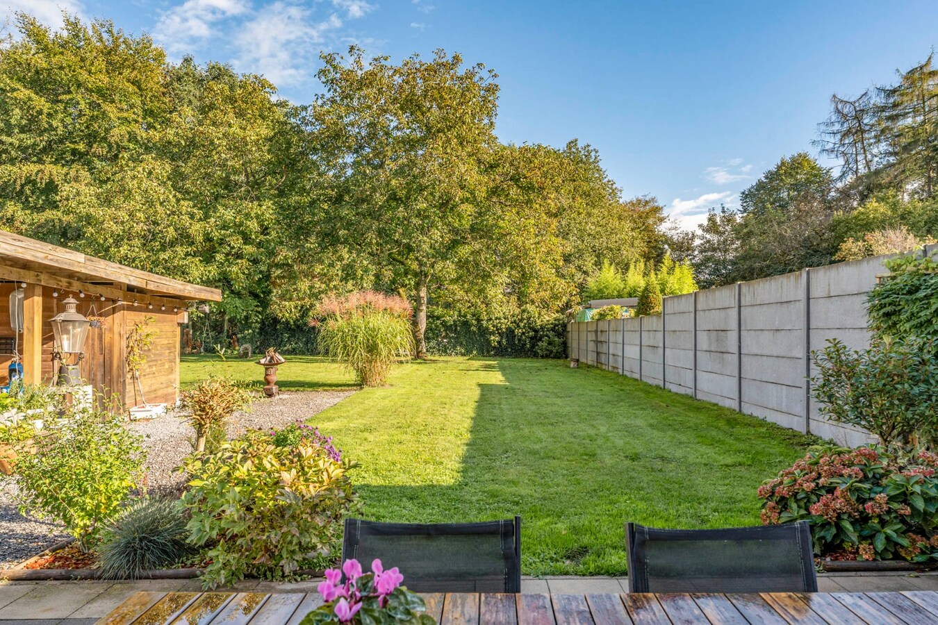 Comfortabel, gelijkvloers appartement mét ruime tuin en carport! 