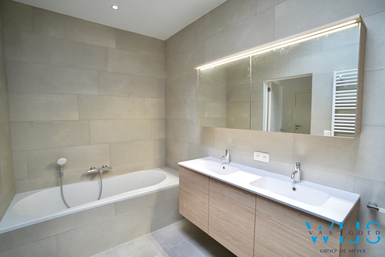 Volledig gerenoveerd woonhuis in hartje Kaprijke ! 