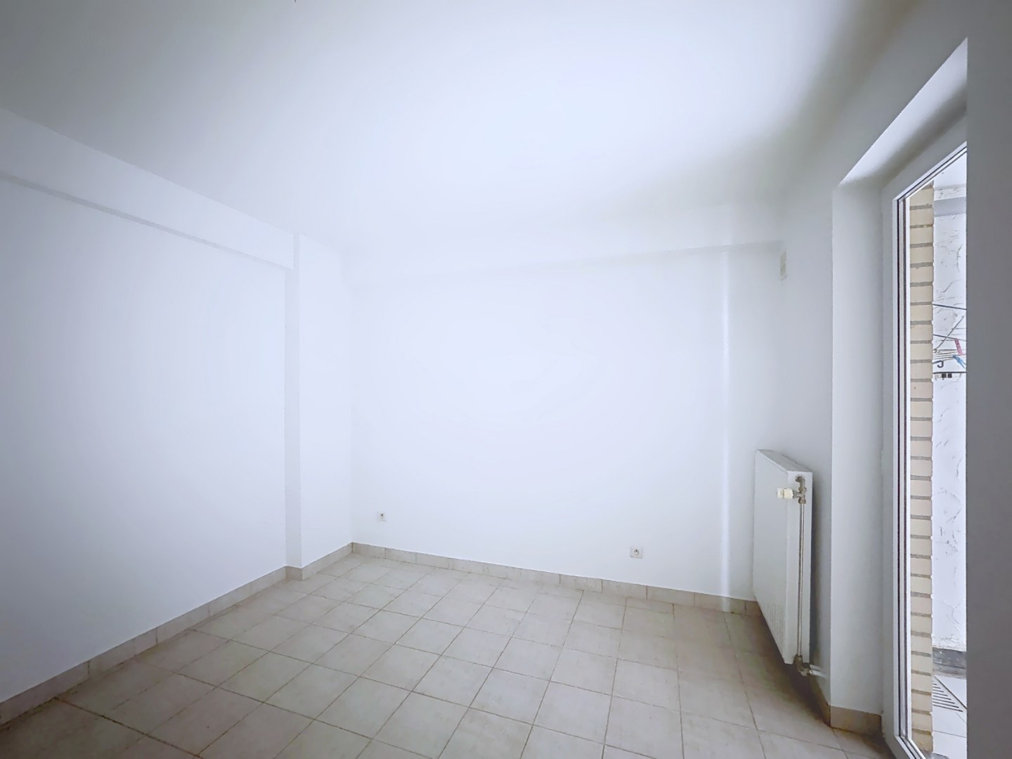 Centraal gelegen gelijkvloers-appartement met 1 grote slaapkamer 