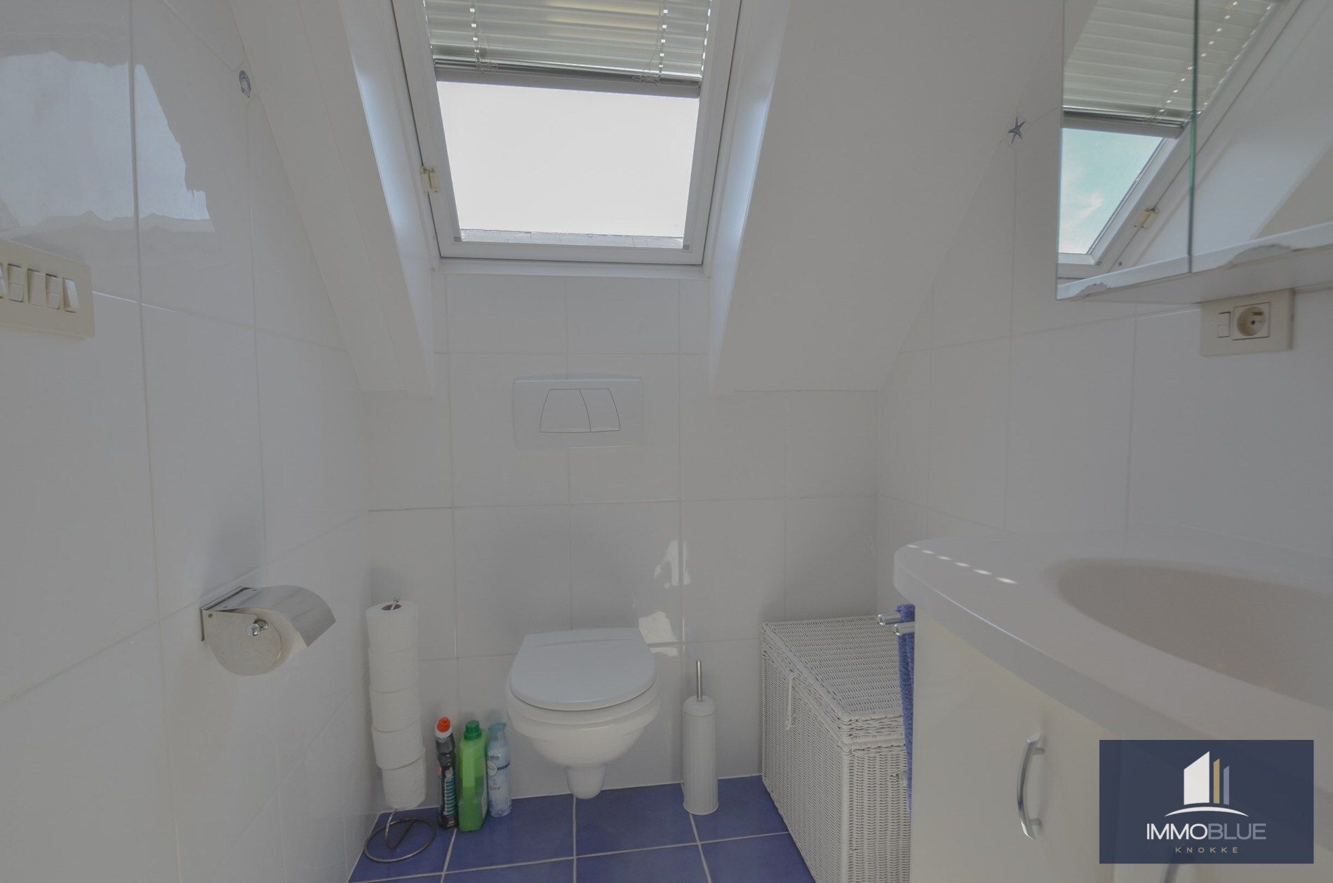 Appartement duplex élégant avec terrasses ensoleillées et vue dégagée sur les villas du Zoute. 