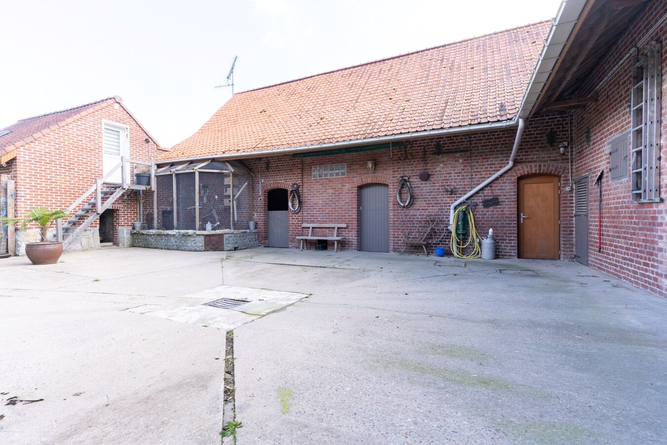 Ensemble immobilier érigé sur 2448m² (Corps de ferme, profession libérale, SPA Airbnb) 