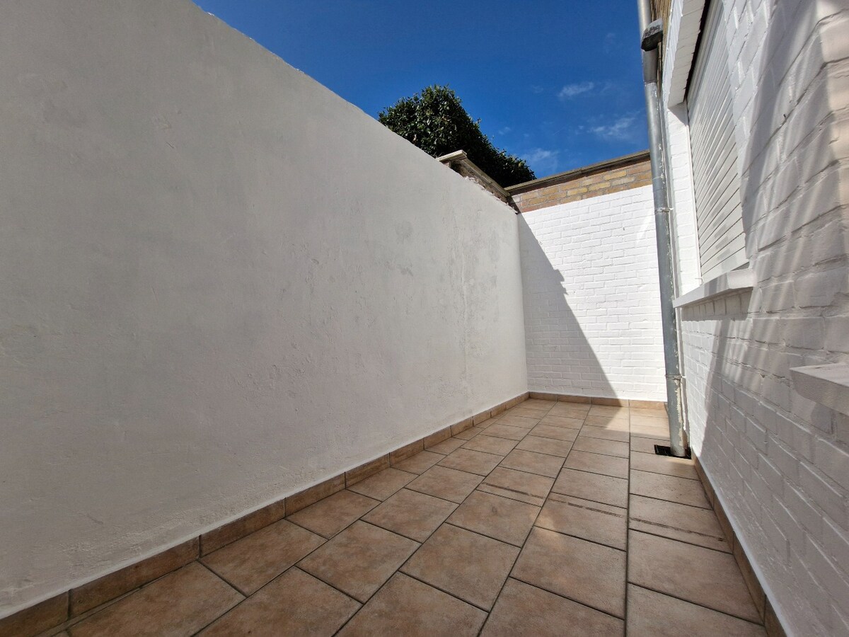 Charmant gelijkvloers appartement met stadskoer in hartje Heist 