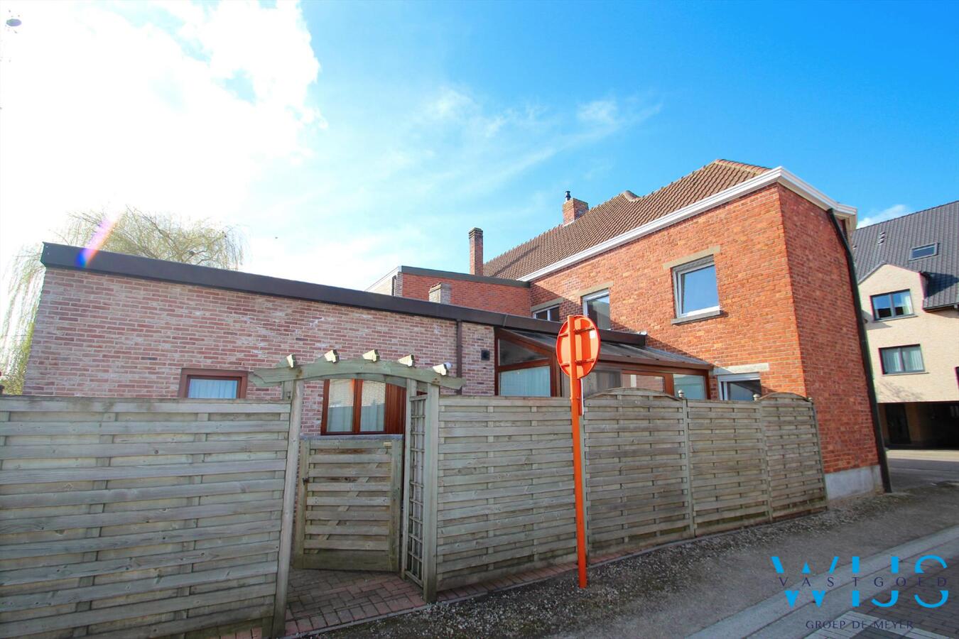 Zeer centraal gelegen en ruime woning met garage te Ertvelde ! 