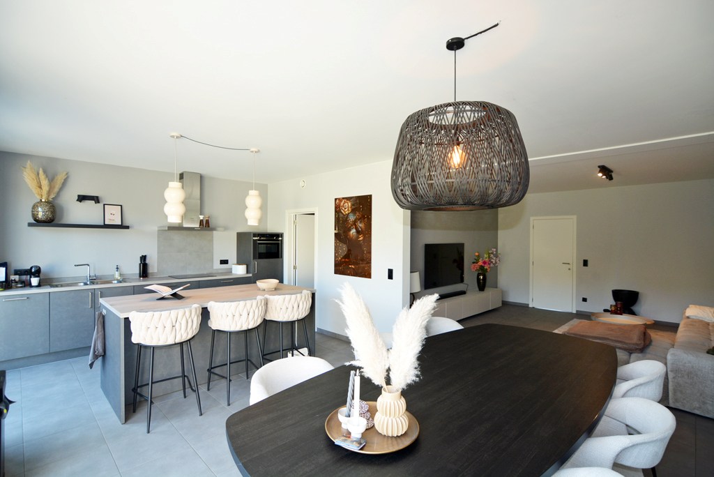 Gelijkvloers appartement met 2 slpk, ruim terras, tuin en 2 autostandplaatsen. 