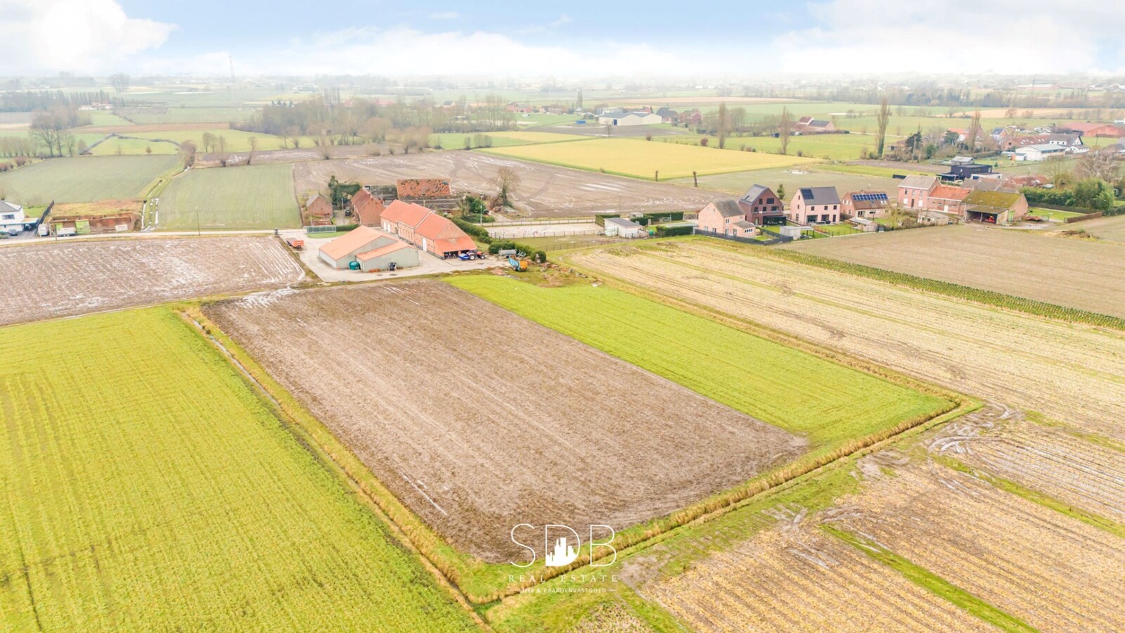 Prachtige villa in hoevestijl met bijgebouwen en graslanden op 89.070m² 