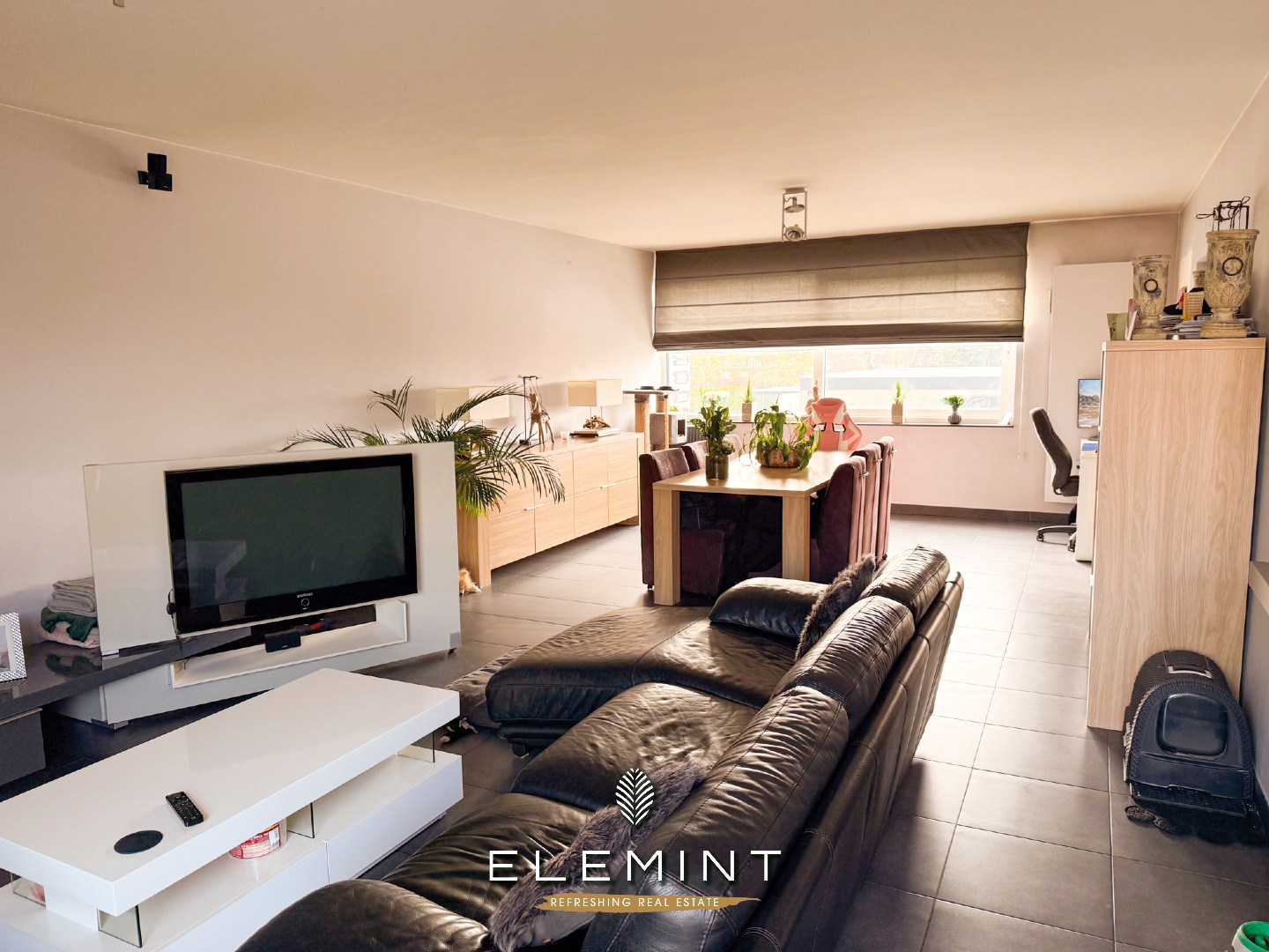 Uniek triplex-appartement met private inkom, 3 slpk, 2 badk &amp; ruim terras met vijver (161 m²) 