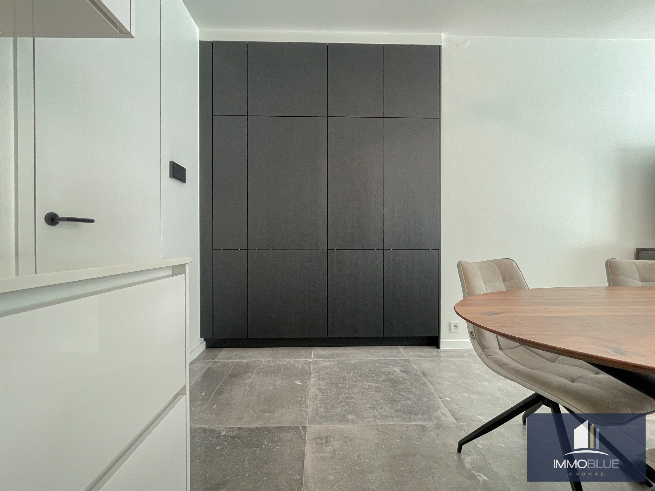 Subliem, luxueus tuinappartement met dubbele garage, rustig gelegen in een standingvolle residentie. 