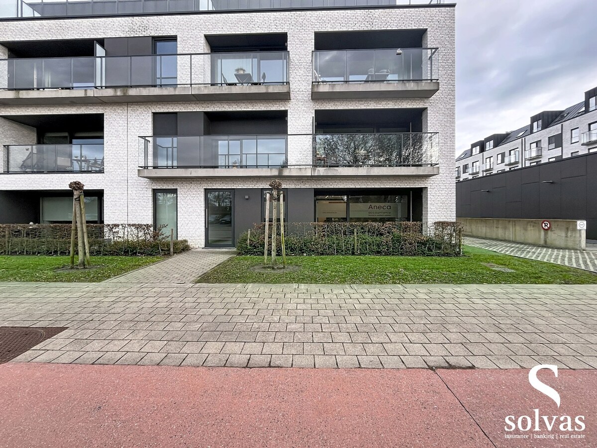 Commercieel kantoor op toplocatie in Aalter met 5 bureau ruimtes 