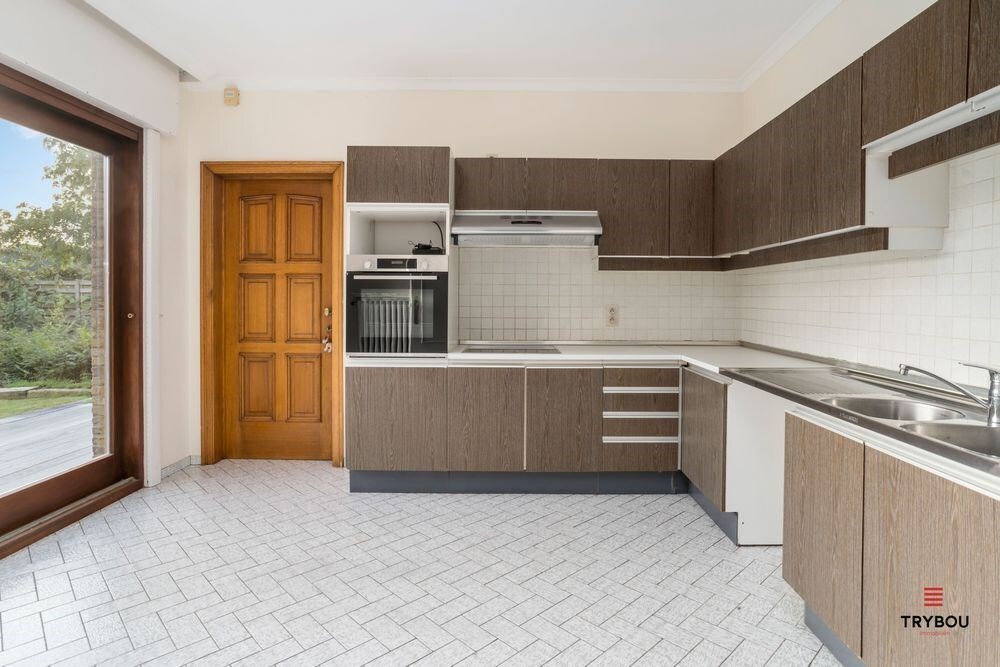 Ruime karaktervolle villa met 3 garages op 1099m² 