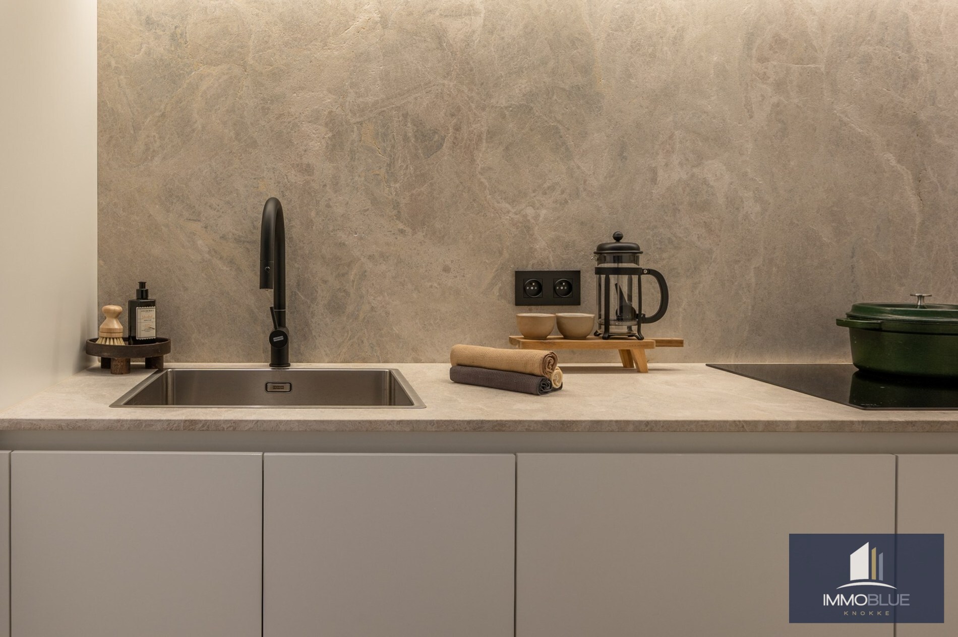 Stijlvol en volledig gerenoveerd appartement op wandelafstand van zee en het commerciële centrum. 