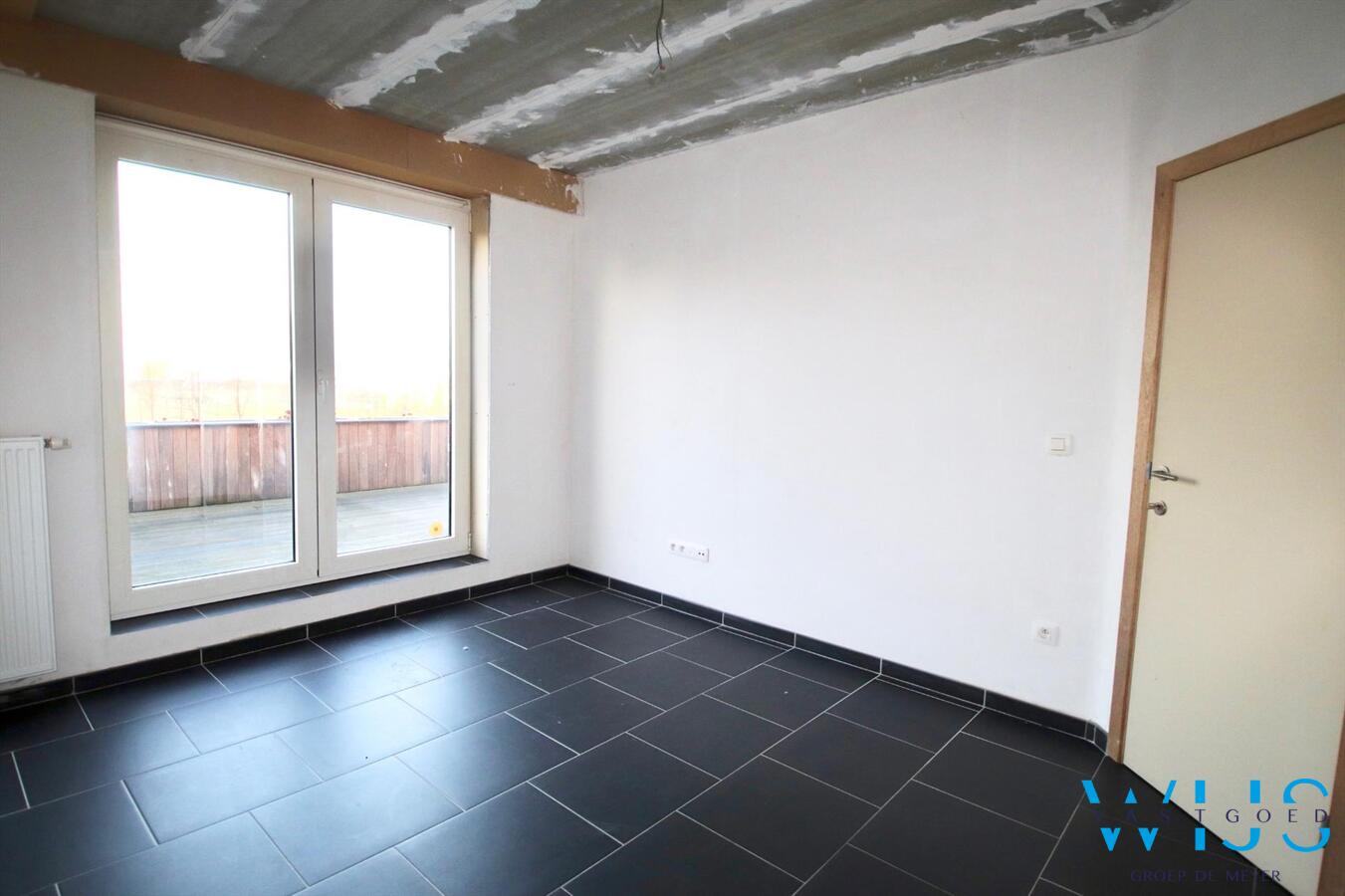 Recent tweeslaapkamer appartement met zonneterras &amp; garage te BASSEVELDE! 