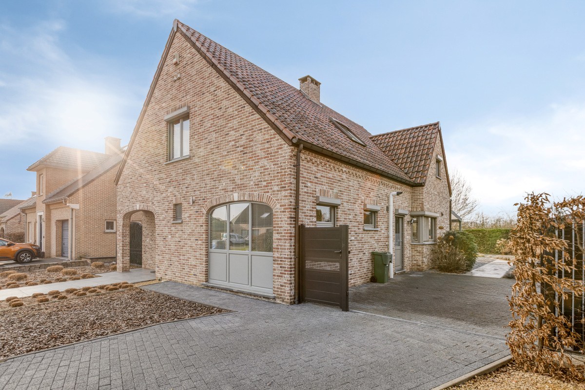 Instapklare villa met 3 slaapkamers, kantoor en garages 
