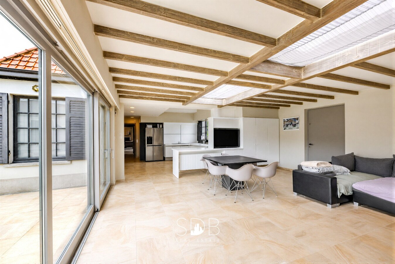 Landelijke villa met bijgebouwen en graslanden op 23.740m² 